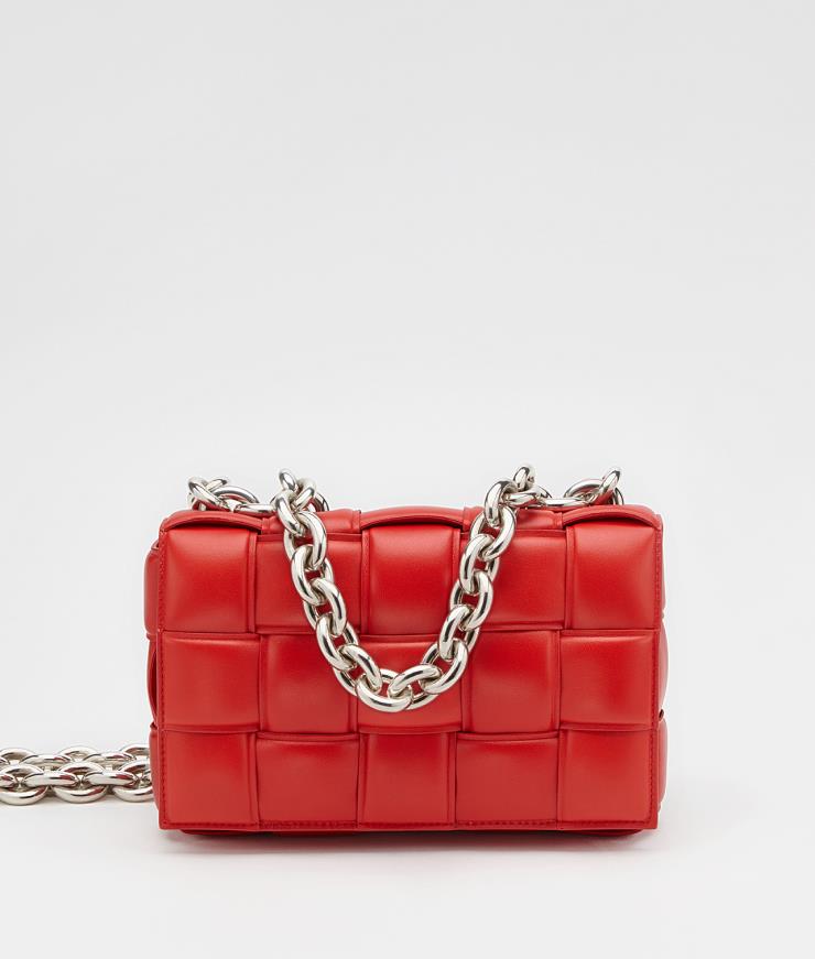 볼드한 체인이 파워풀한 인상을 주는 체인 카세트 백은 4백66만5천원, Bottega Veneta.