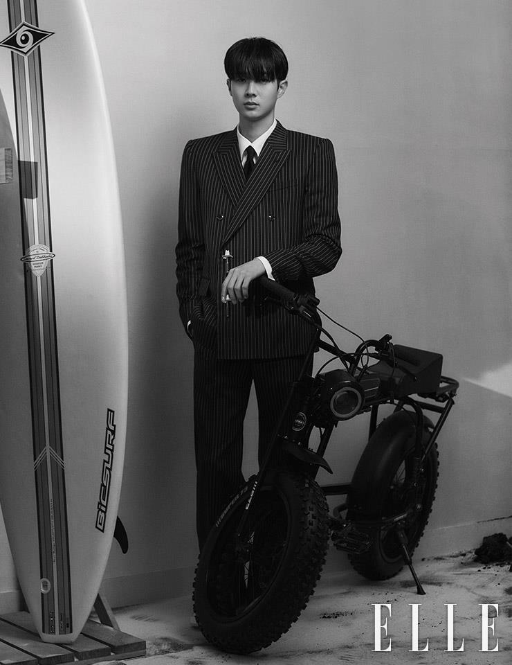어깨를 강조한 핀스트라이프 수트와 화이트 셔츠는 모두 Louis Vuitton Men’s Collection. 블랙 전기 바이크는 Super 73.