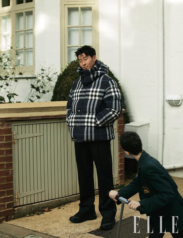 블루 체크무늬 푸퍼 재킷과 블랙 팬츠, 블랙 아서 스니커즈는 모두 Burberry.