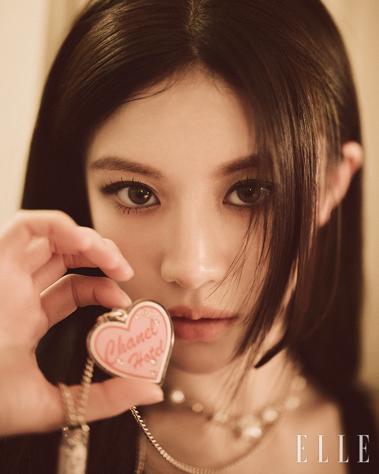  하트 모티프의 네크리스와 초커는 모두 Chanel.