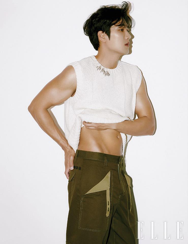 니트 베스트와 카고 팬츠는 모두 Montsenu.