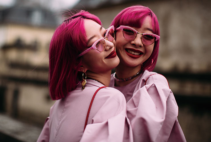 사랑스러운 핑크빛 기류! 핑크 컬러를 톤 온 톤으로 매치한 트윈 룩이 기분 좋다.