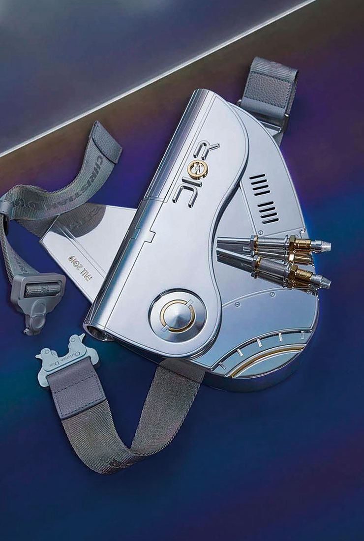 사이버틱한 디자인이 돋보이는 디올 옴므 백. 