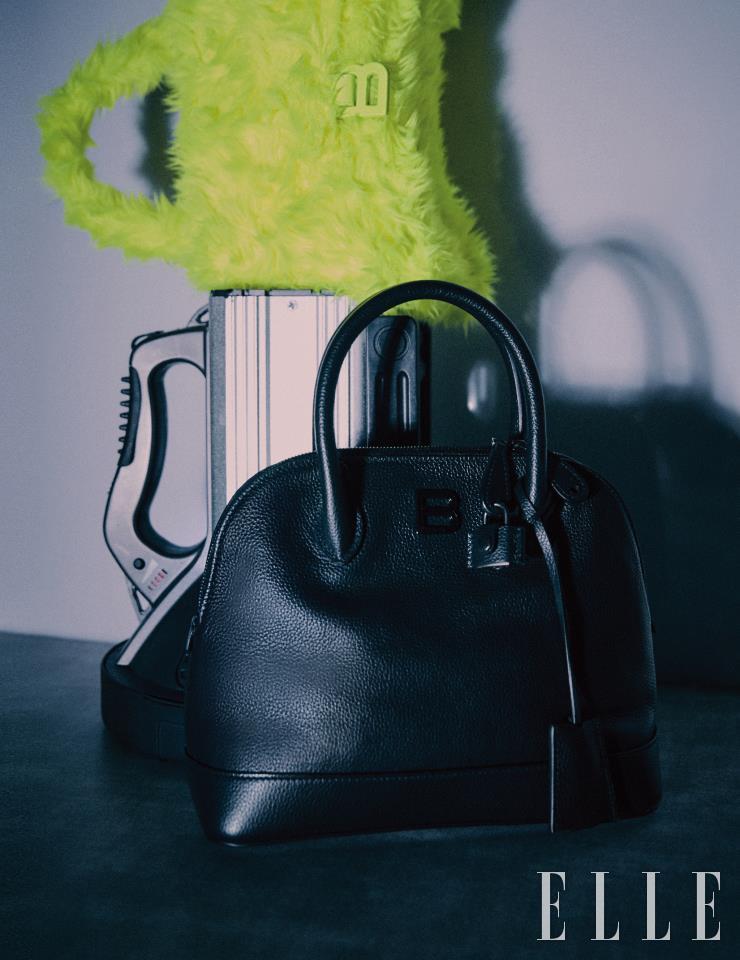  네온 컬러의 ‘플러피 아워글래스 백’과 스몰 사이즈 ‘소프트 빌 탑 핸들백’은 모두 Balenciaga.