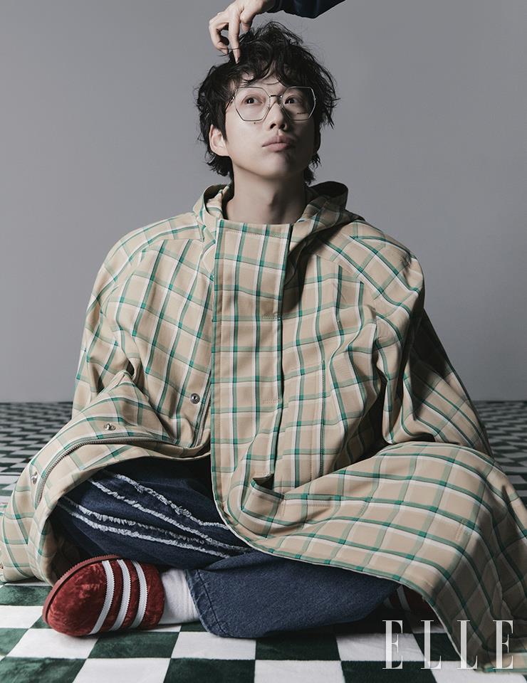 코트는 Songzio. 데님 팬츠는 RSC. 슬라이드는 Adidas. 안경은 Miu Miu.