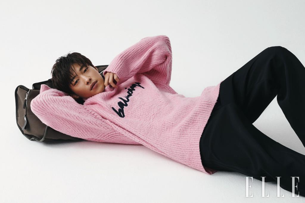  베이비 핑크 니트와 블랙 팬츠는 모두 Balenciaga. 빅 사이즈의 보스턴백은 Hermès.