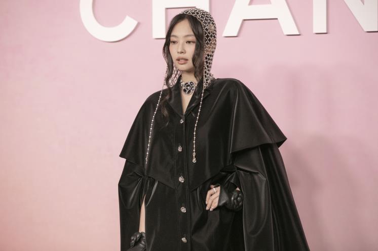 포토월에 선 제니의 하이라이트 모먼트