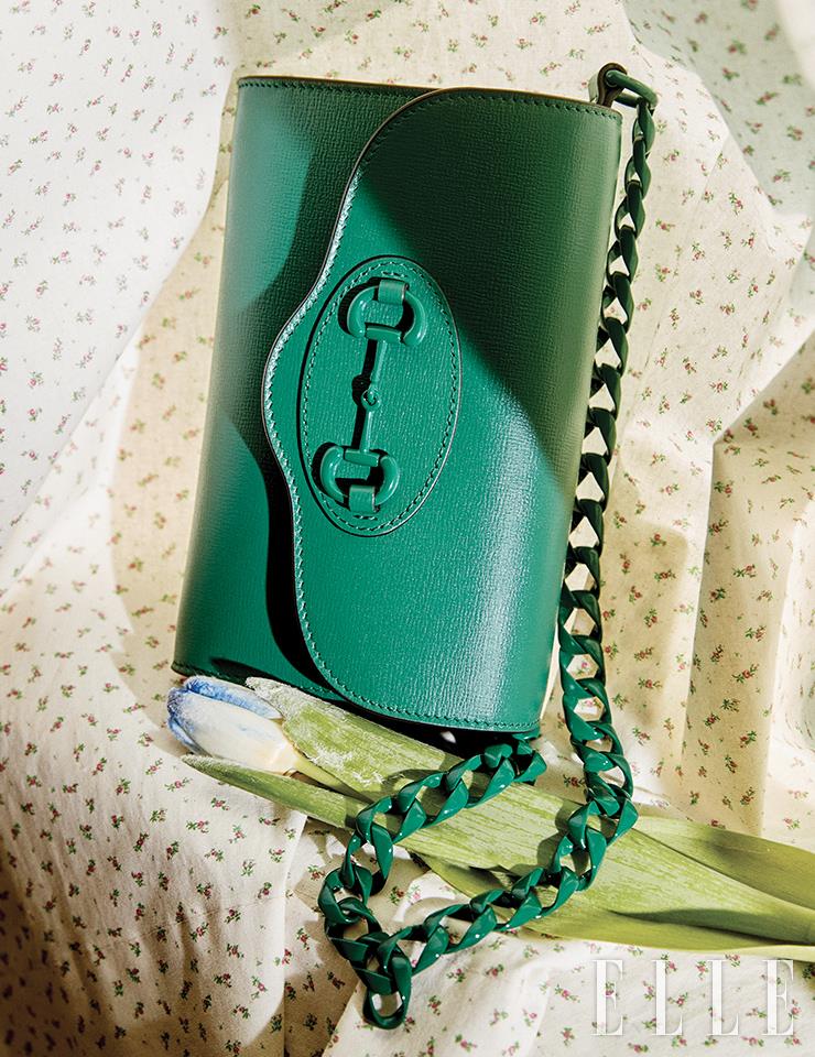 체인 스트랩이 돋보이는 그린 레더 ‘구찌 홀스빗 1955’ 미니백은 Gucci.