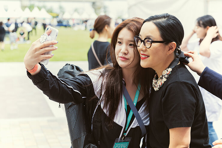 팬과 함께 셀카 타임을 즐기고 있는 메이크업 아티스트 정샘물. 