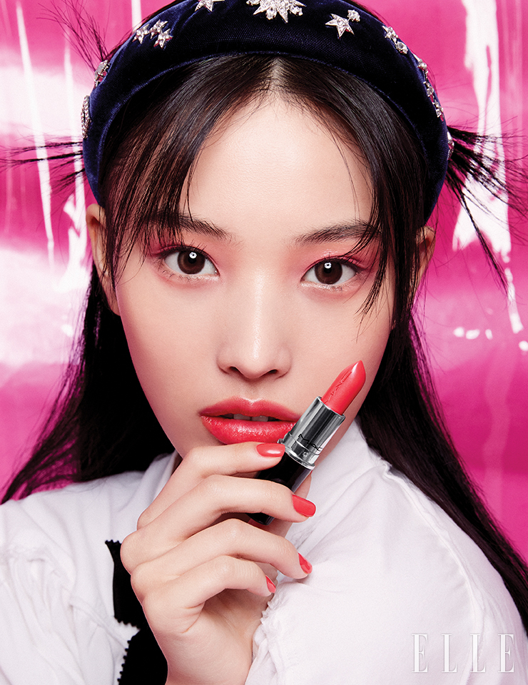 헤어밴드와 리본 브로치는 모두 Roger Vivier. 화이트 셔츠는 스타일리스트 소장품.