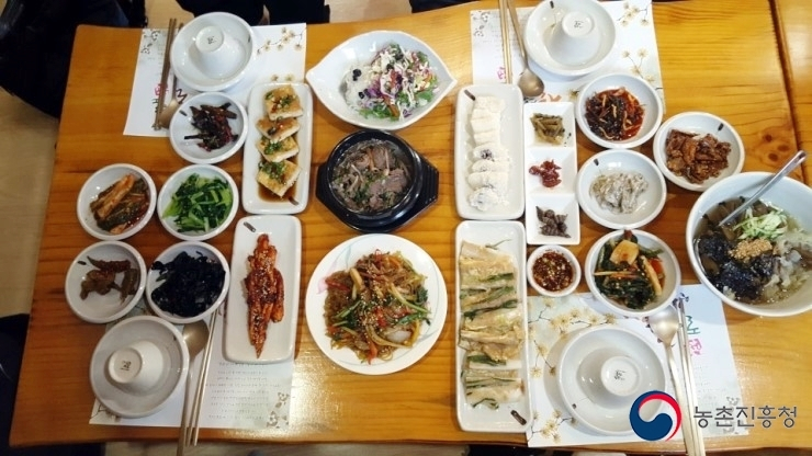 산수유길사이로