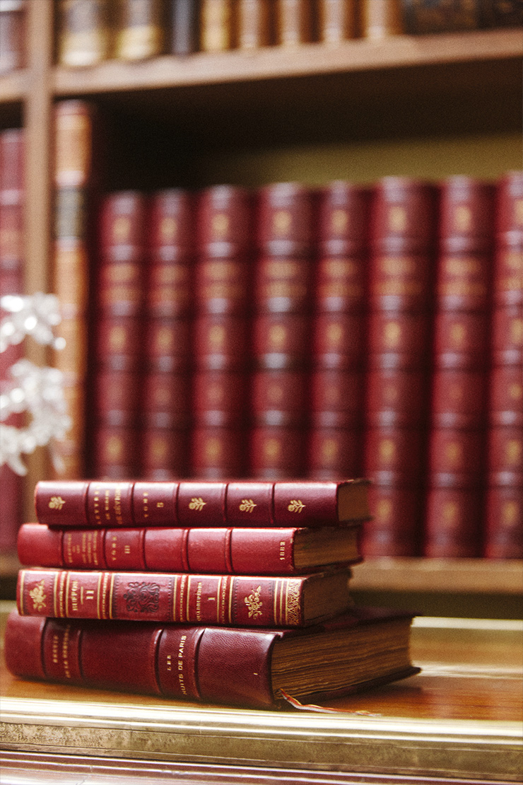 파리 깡봉가에 위치한 도서관의 가죽 제본 책을 떠올리게 하는 강렬한 로즈 우드 컬러의 ‘31 LE ROUGE’ 루쥬 로망.