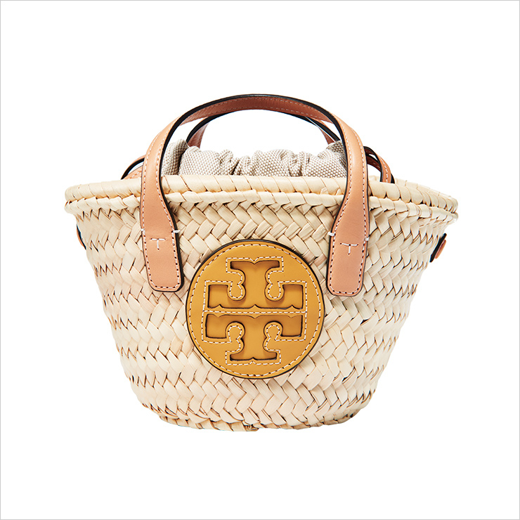 옐로 패치 장식을 더한 라피아 백은 59만원, Tory Burch. 