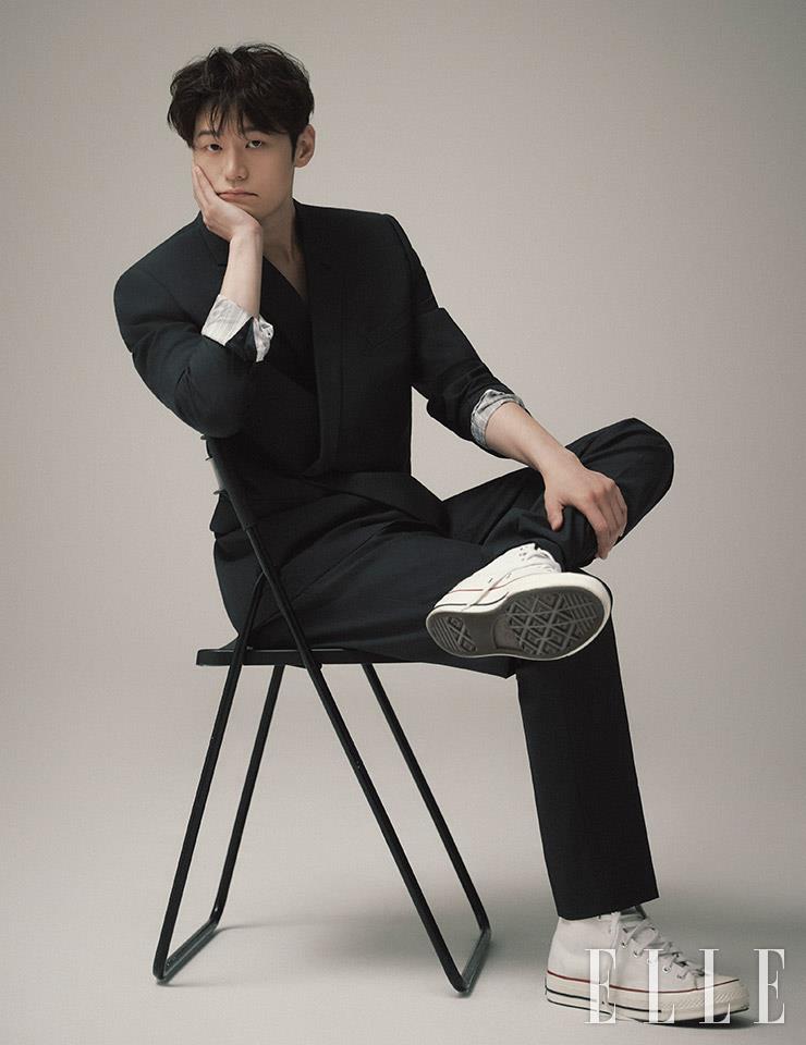 원 버튼 수트 재킷과 팬츠는 모두 Dior Men. 스니커즈는 Converse.