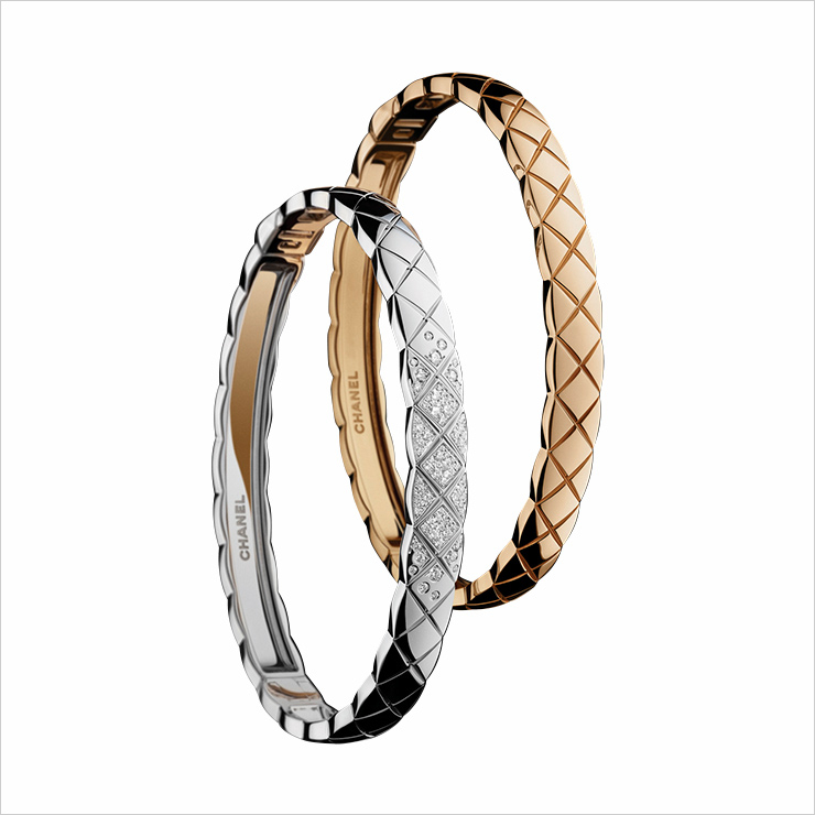 (왼쪽부터)클래식한 무드를 연출한 제니의 ‘코코 크러쉬’ 캠페인 이미지. 다이아몬드 세팅 버전의 브레이슬렛과 플레인 브레이슬렛.