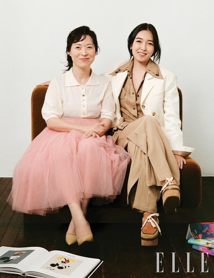 김미란이 입은 니트는 Atcorner. 스커트는 Repetto. 권서영이 입은 셔츠는 Vintage Fendi. 재킷은 Recto. 팬츠는 Eudon Choi. 이어링은 Paulbrial.