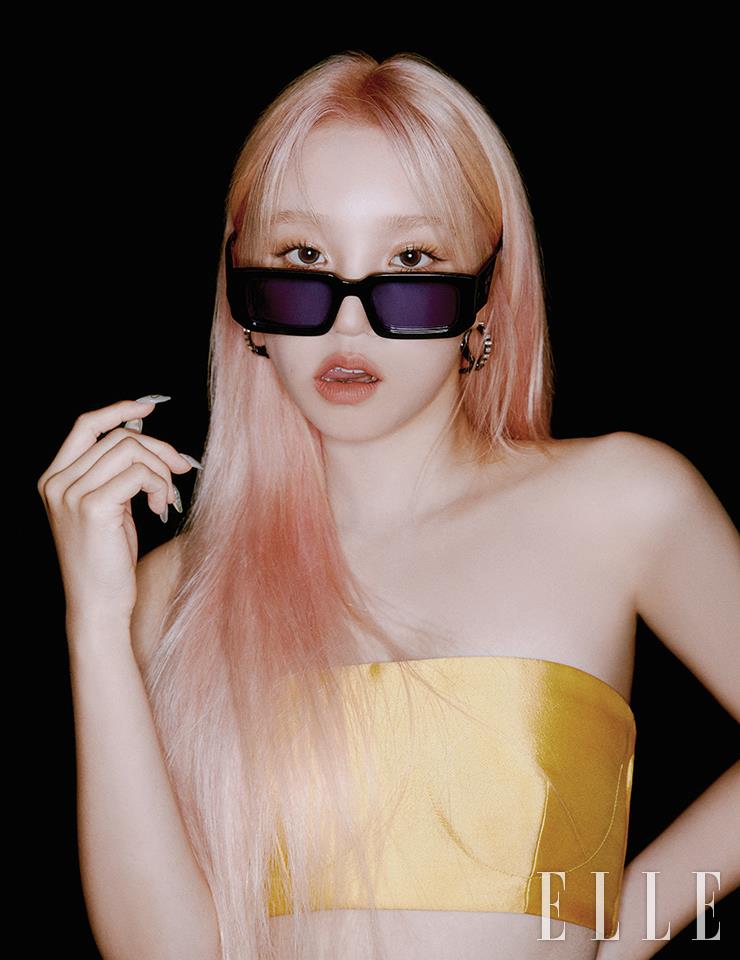 틴티드 선글라스와 옐로 톱은 모두 Prada. 이어링은 Lost in Echo.