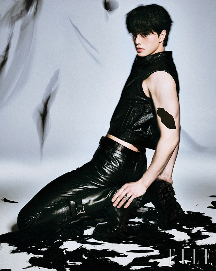  레더 톱과 팬츠, 부츠는 모두 Versace. 링은 모두 Chrome Hearts. 벨트는 스타일리스트 소장품.