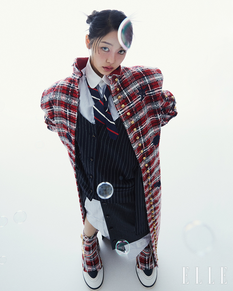 셔츠 드레스와 트위드 코트, 부츠와 타이는 모두 Thom Browne.