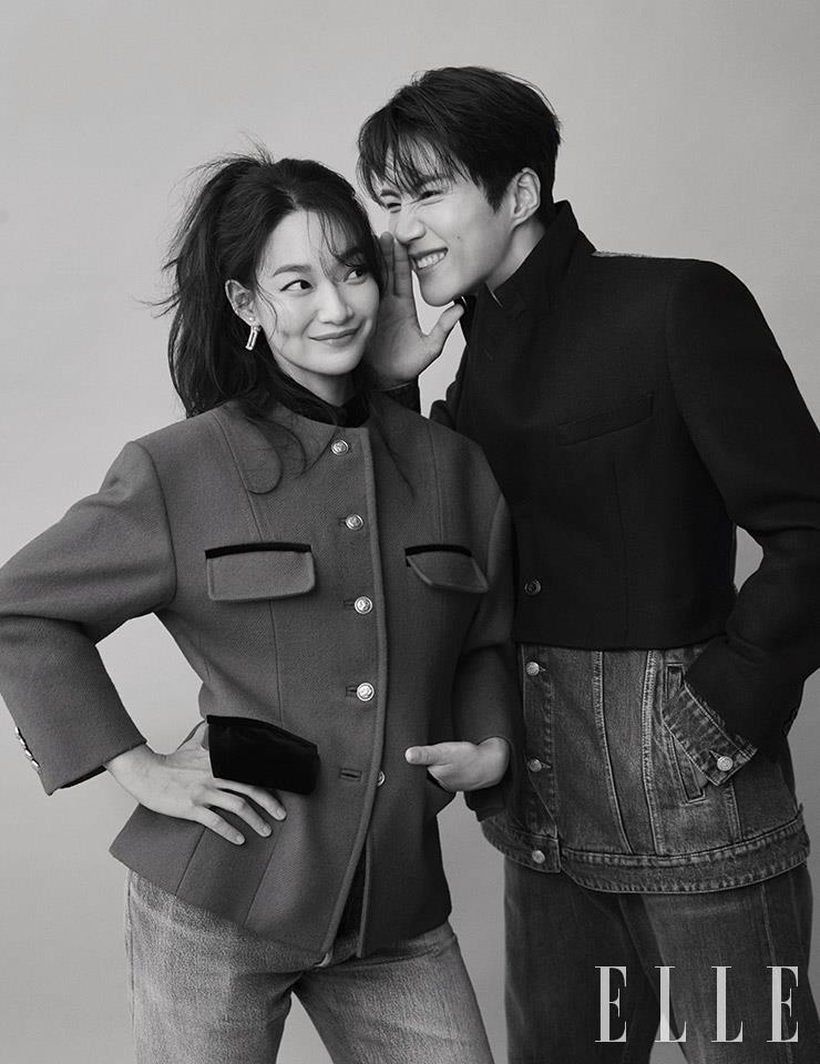 신민아가 입은 레드 재킷은 Gucci. 데님 팬츠는 Re/Done by 10 Corso Como Seoul. 김선호가 입은 하이브리드 테일러드 데님 재킷과 와이드 레그 진은 모두 Alexander McQueen. 실버 리파인드 스퀘어 체인 네크리스는 Ille Lan.