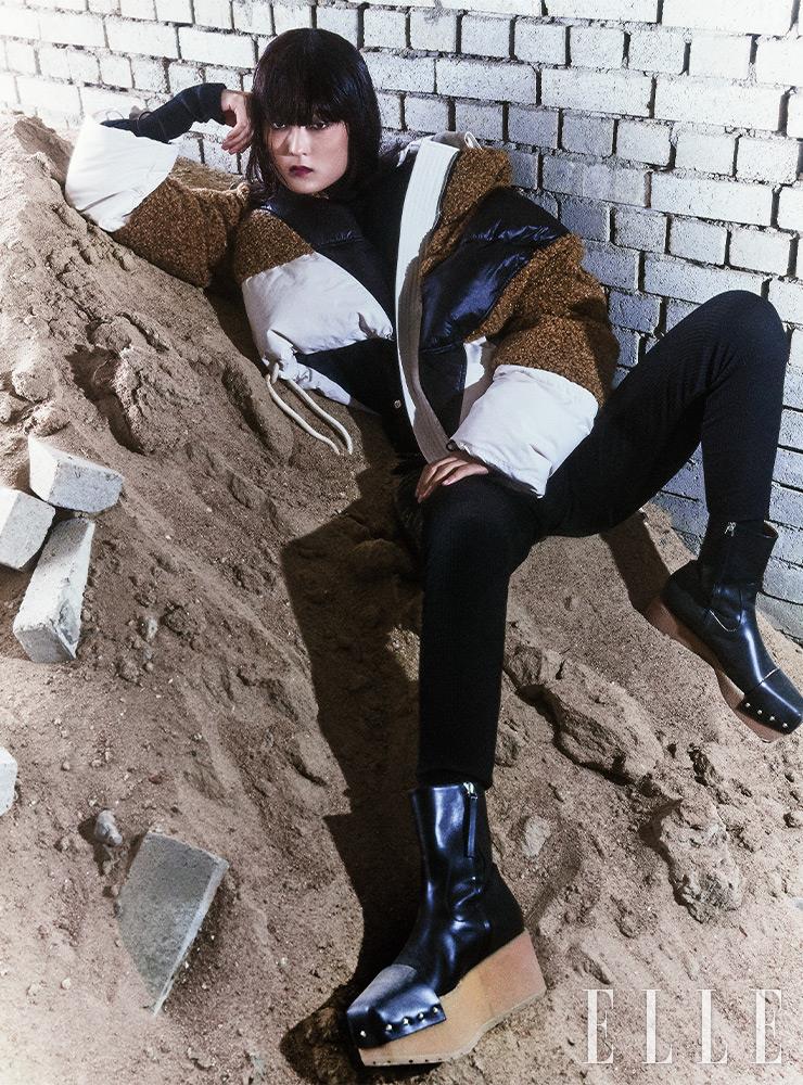 다양한 소재를 더한 쇼트 패딩 재킷과 블랙 보디수트, 플랫폼 앵클부츠는 모두 2 Moncler 1952. 