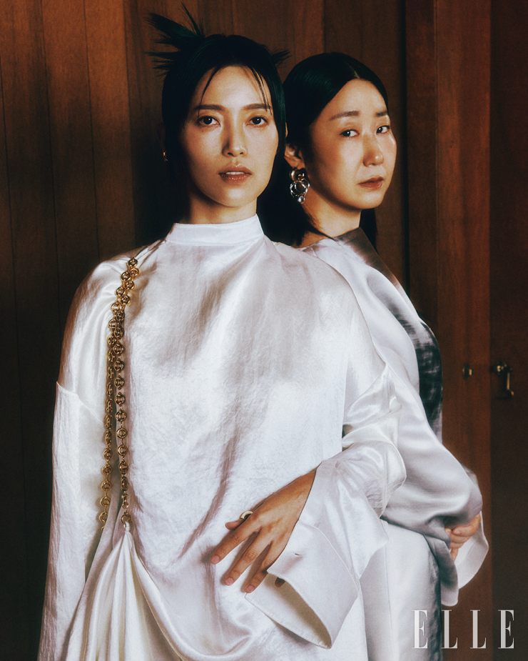  박영주가 입은 화이트 원피스는 Loewe. 골드 이어링은 H&M. 이어 커프는 Portrait Report. 골드 링은 Sentiments. 라미란이 입은 화이트 원피스는 Loewe. 이어링은 H&M. 