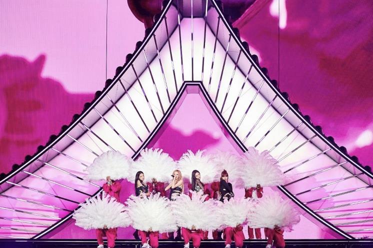 기와지붕을 형상화한 무대.