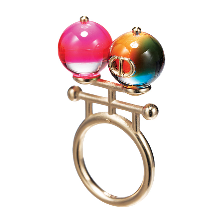 컬러플한 레진 펄로 장식한 링은 가격 미정, Dior.