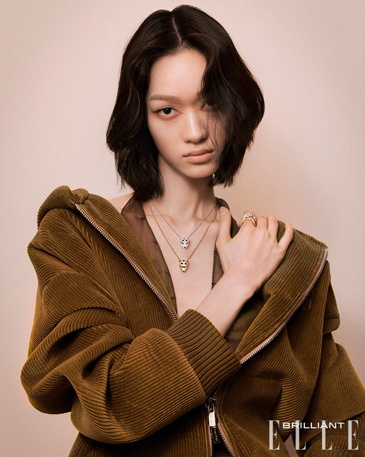 18K 화이트 골드에 오닉스, 에메랄드, 총 1.14캐럿의 브릴리언트 컷 다이아몬드를 세팅한 ‘팬더 드 까르띠에’ 네크리스, 18K 옐로 골드에 오닉스, 차보라이트 가닛을 세팅한 ‘팬더 드 까르띠에’ 네크리스, 18K 화이트 골드에 오닉스, 에메랄드, 총 0.95캐럿의 브릴리언트 컷 다이아몬드를 세팅한 ‘팬더 드 까르띠에’ 링, 18K 옐로 골드에 차보라이트 가닛, 오닉스를 세팅한 ‘팬더 드 까르띠에’ 링은 모두 가격 미정 Cartier. 보디수트와 후드 집업은 모두 Miu Miu. 