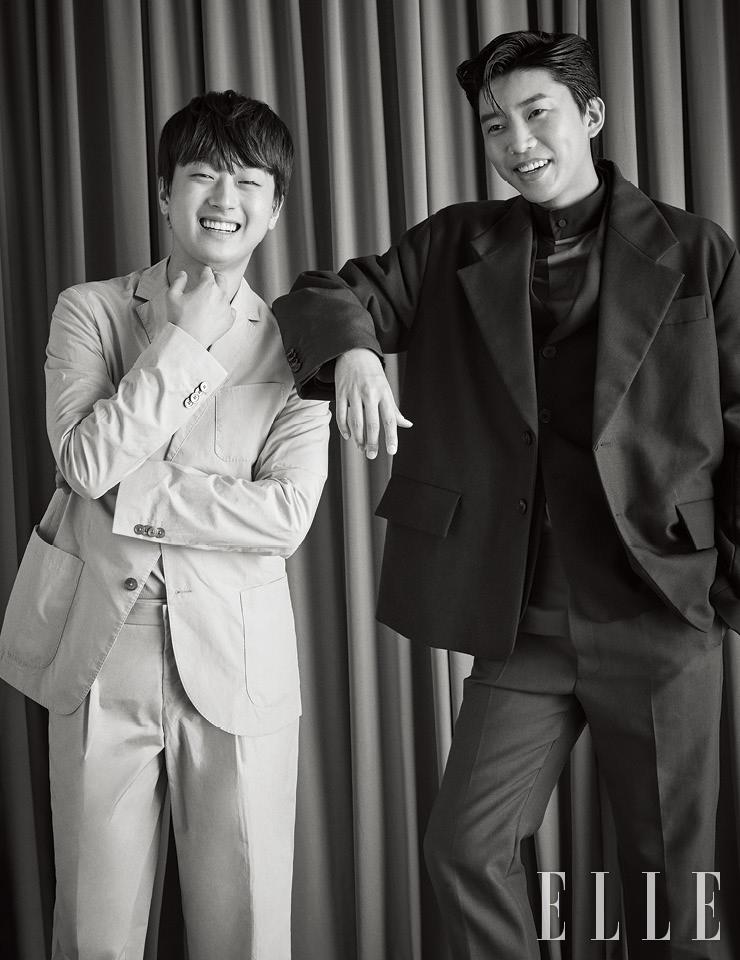 이찬원이 입은 수트 세트업은 Boss Men. 임영웅이 입은 재킷과 셔츠, 팬츠는 모두 Prada.
