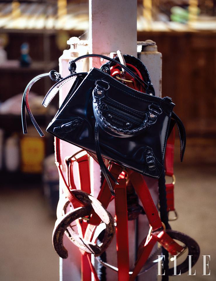 샤이니 레더의 미니 사이즈 ‘네오 클래식 백’은 Balenciaga.