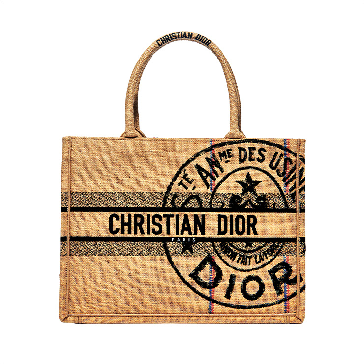 자수를 더한 주트 캔버스 백은 4백70만원, Dior.