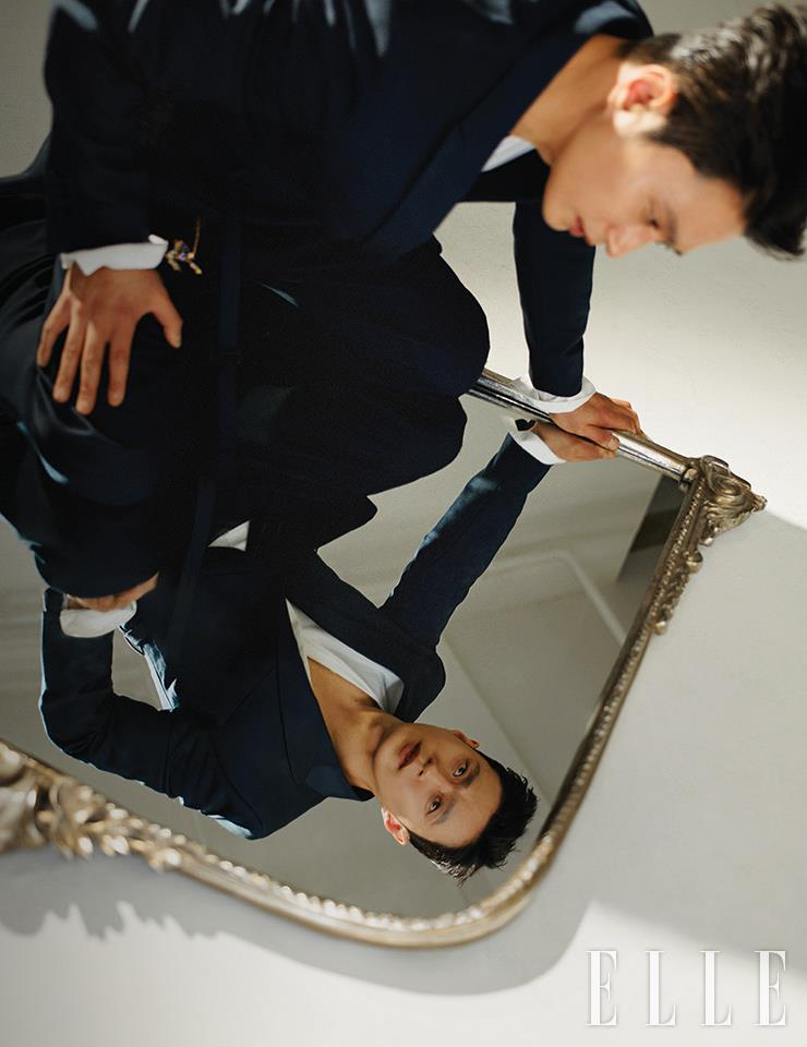 재킷과 셔츠, 팬츠는 모두 Dior Men. 슈즈는 So.u:lesures. 허리 체인으로 착용한 네크리스는 Feverish. 링은 스타일리스트 소장품.