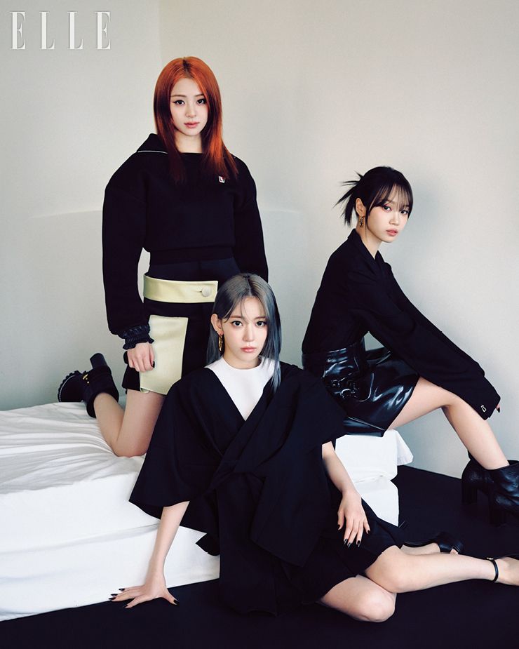 윤진이 입은 칼라 니트 톱과 컬러 블록 스커트, ‘스타 트레일’ 앵클부츠, 사쿠라가 입은 드레이핑 미니드레스와 ‘LV 록시 플랫폼’ 샌들, 후프 이어링, 채원이 입은 더블 재킷과 스커트, ‘실루엣’ 앵클부츠, 이어링은 모두 Louis Vuitton.