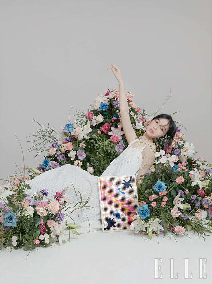 레고 꽃다발과 생화를 믹스해 완성한 레고 정원, 취향에 따라 컬러와 디자인을 선택해 아트 작품을 완성할 수 있는 플라워 아트 액자는 모두 LEGO. 원피스는 Bmuet(te).