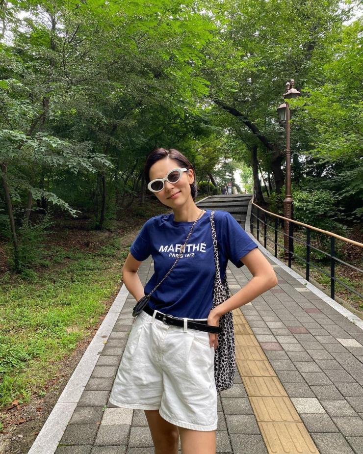 살짝 둥글린 김나영의 캣아이 선글라스는 셀린느. &copy;인스타그램 @nayoungkeem