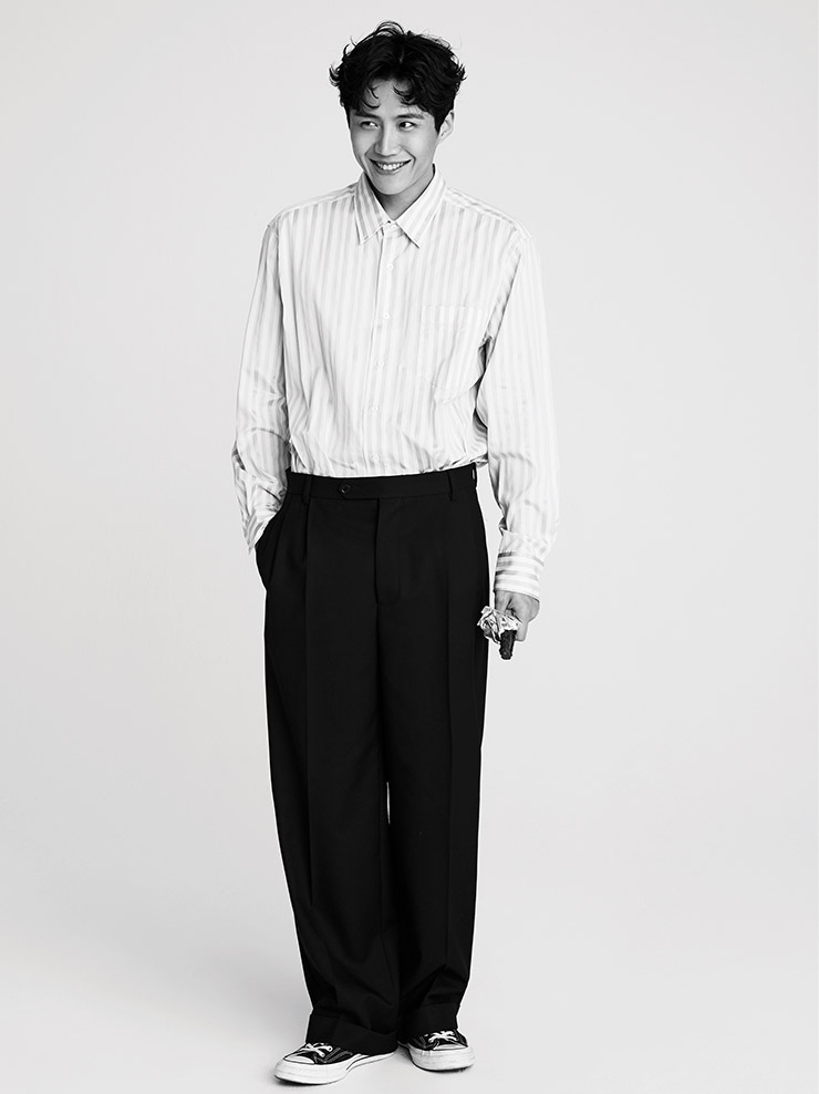스트라이프 셔츠는 Ami. 블랙 와이드 팬츠는 Msgm. 스니커즈는 Dior Men.