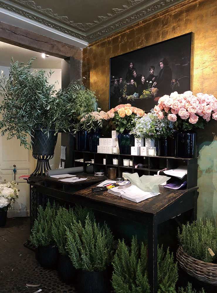 계절감이 넘치는 꽃을 장식한 파리의 플라워 숍 ‘스테파넬 샤펠(Stephanel Chapelle)’. 빈티지하면서도 맥시멀리즘을 추구하는 취향이 드러난다.
