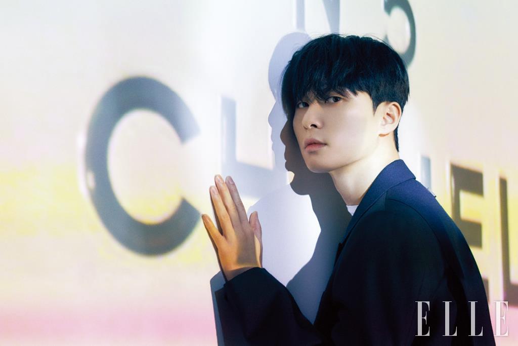 화이트 이너 웨어와 블랙 재킷은 모두 Wooyoungmi.