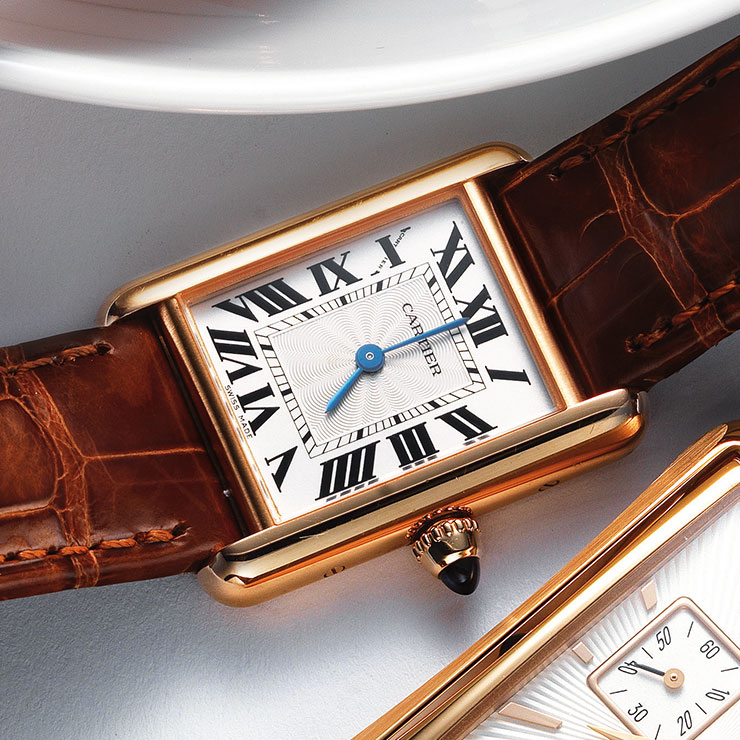 로즈골드 프레임과 블루 스틸 핸즈가 어우러진 ‘탱크 루이 까르띠에’ 워치는 1천2백만원대, Cartier.