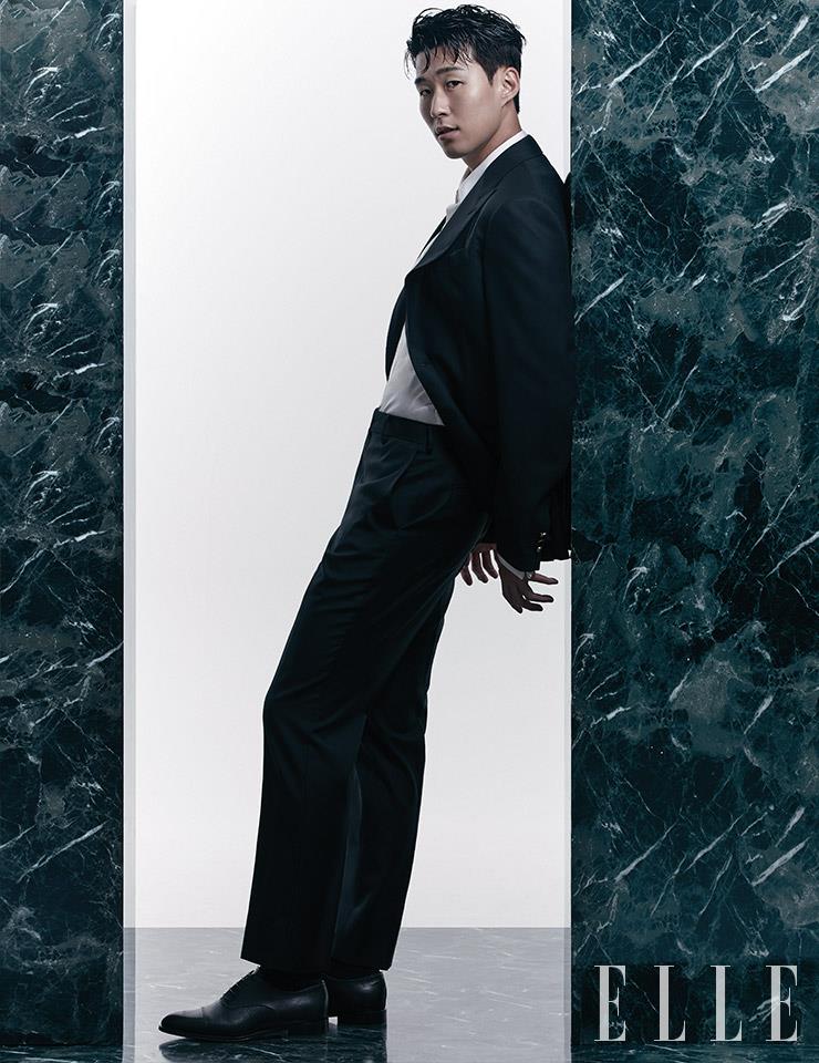 클래식한 수트와 화이트 셔츠, 더비 슈즈는 모두 Louis Vuitton Men’s Collection.