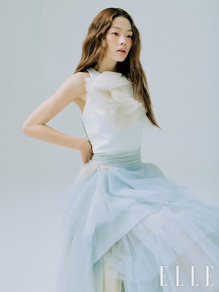 빅 플라워 장식의 톱과 티어드 스커트는 모두 Maticevski by Beyond the Dress.