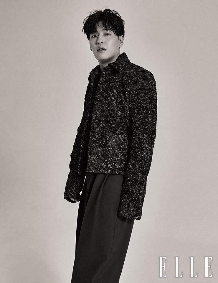 재킷은 Bottega Veneta. 팬츠는 Valentino by MUE. 이너 웨어로 착용한 톱은 스타일리스트 소장품.