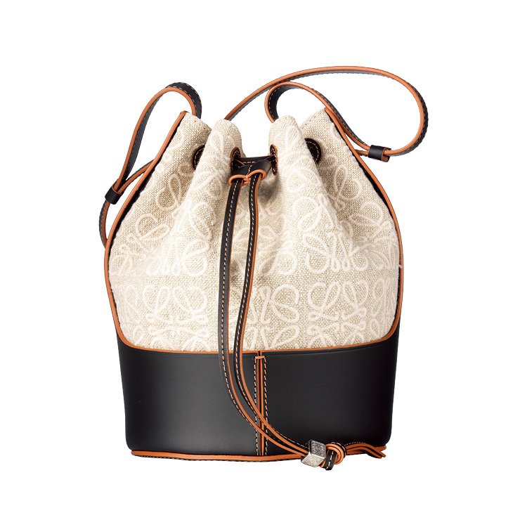 로고를 수놓은 캔버스와 가죽이 조화를 이룬 버킷 백은 2백90만원, Loewe.