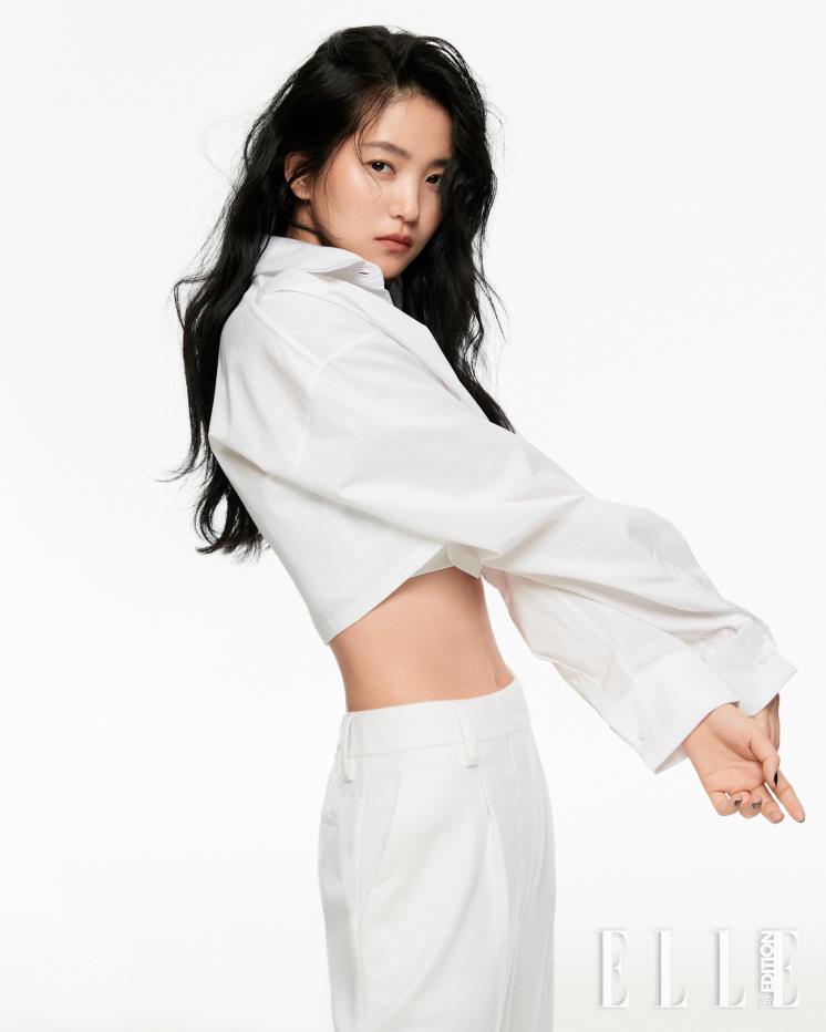 크롭 화이트 셔츠, 팬츠는 모두 Prada.