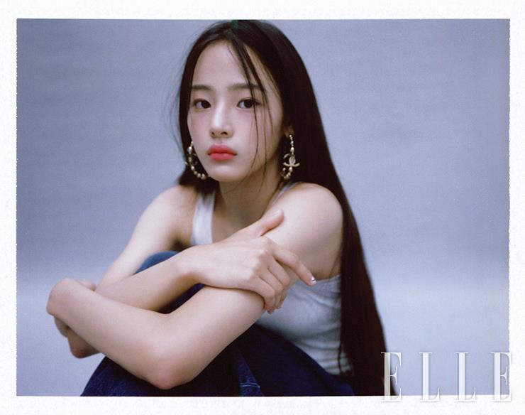 레이어드해서 연출한 슬리브리스 톱과 데님 팬츠는 모두 스타일리스트 소장품. 후프 이어링과 체인 벨트 백은 모두 Chanel.
