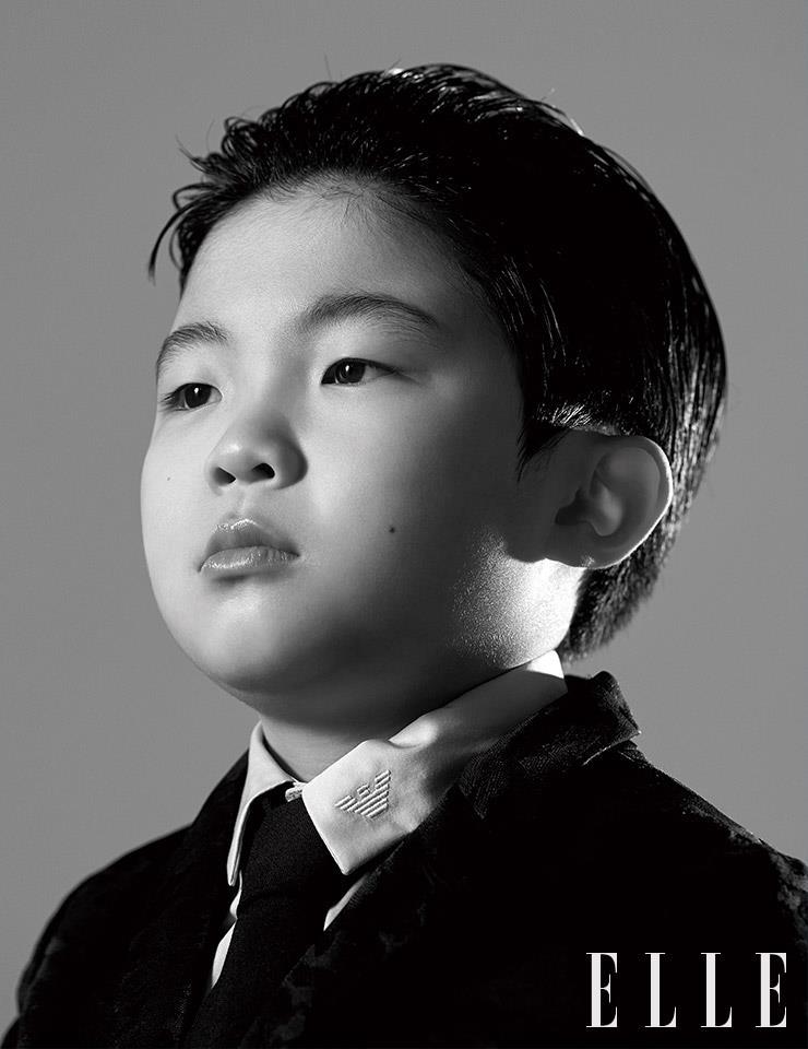 재킷과 셔츠는 모두 Emporio Armani. 타이는 Thom Browne.