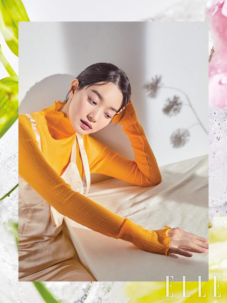 옐로 터틀넥 톱은 JW Anderson by 10 Corso Como Seoul. 실크 원피스는 Yohei Ohno by Adekuver.