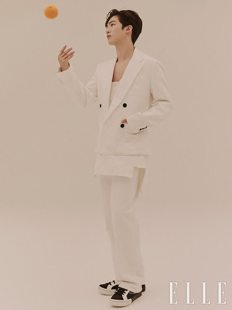 화이트 데님 재킷과 슬리브리스 셔츠, 팬츠, 하이톱 스니커즈는 모두 Prada. 