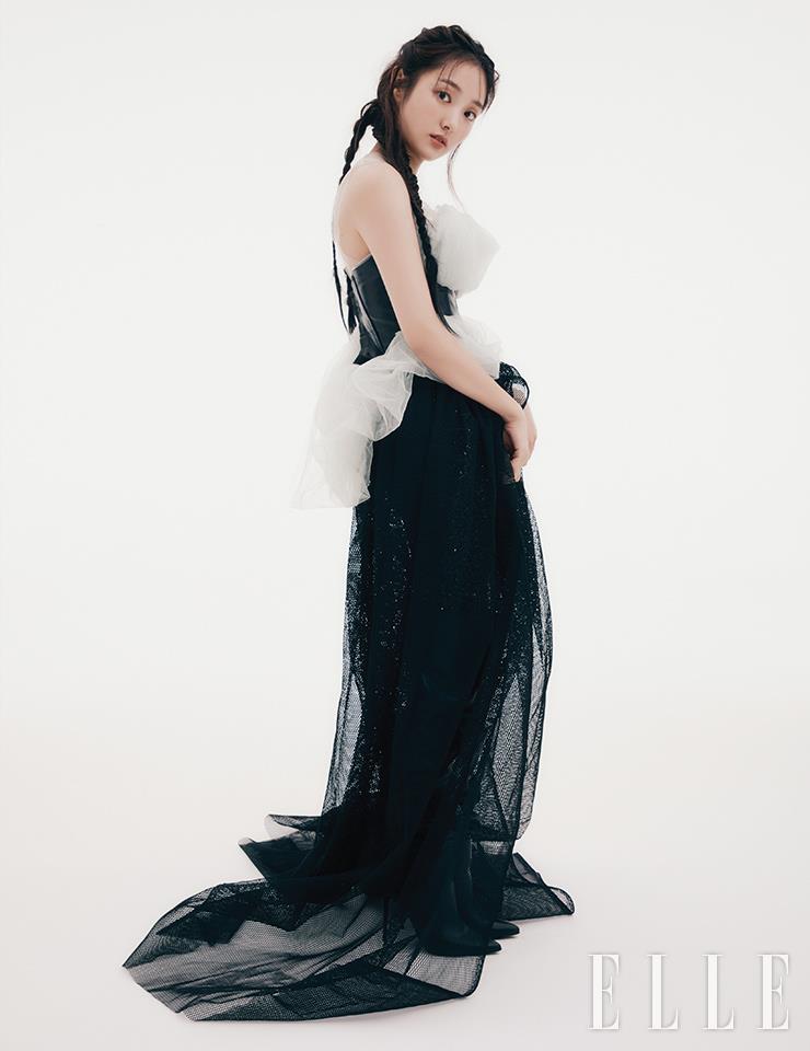 톱과 코르셋, 샤 스커트, 시퀸 쇼츠는 모두 Hannah Shin.